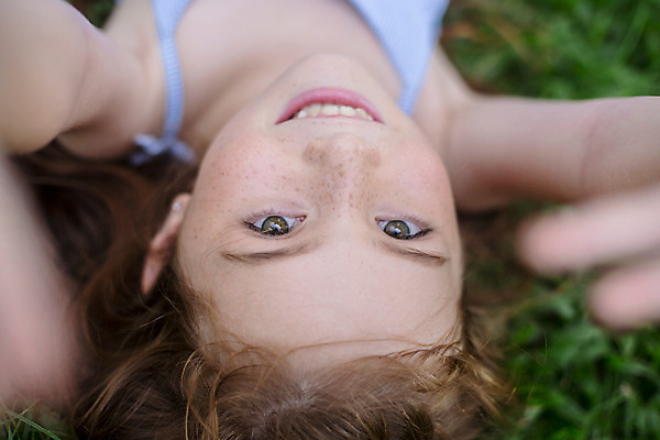 포토 JPG 주간 서양인 외국인 백인 해외기획촬영 여자 어린이 태국 한명 미소 사람 잔디 상반신 야외 아웃포커스 하이앵글 눕기 유치원생 주근깨 2015년태국 여자만 여자한명만 어린이만 소녀만 소녀한명만 국내포토 자연요소 식물 1 아시아 뷰포인트 모션 촬영기법 표정 인종 점 파일형식