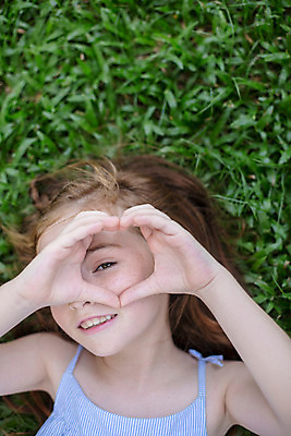 포토 JPG 주간 서양인 외국인 백인 해외기획촬영 원피스 여자 어린이 태국 한명 미소 사람 손짓 잔디 상반신 야외 앞모습 아웃포커스 하이앵글 눕기 유치원생 주근깨 손하트 2015년태국 여자만 여자한명만 어린이만 소녀만 소녀한명만 국내포토 자연요소 식물 1 옷 아시아 뷰포인트 모션 촬영기법 표정 인종 점 파일형식