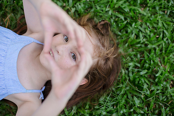 포토 JPG 주간 서양인 외국인 백인 해외기획촬영 원피스 여자 어린이 태국 한명 사람 손짓 잔디 상반신 야외 앞모습 아웃포커스 하이앵글 눕기 유치원생 주근깨 손하트 2015년태국 여자만 여자한명만 어린이만 소녀만 소녀한명만 국내포토 자연요소 식물 1 옷 아시아 뷰포인트 모션 촬영기법 인종 점 파일형식