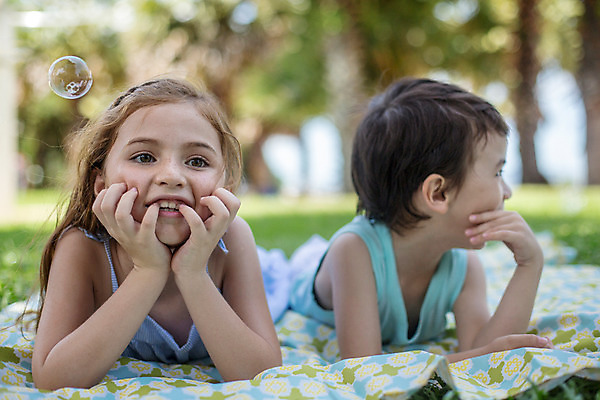 포토 JPG 주간 서양인 외국인 백인 해외기획촬영 여자 남자 어린이 엎드리기 태국 미소 사람 상반신 야외 두명 앞모습 아웃포커스 턱괴기 유치원생 비눗방울 돗자리 2015년태국 어린이만 국내포토 자연요소 아시아 뷰포인트 모션 촬영기법 표정 인종 파일형식