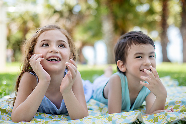 포토 JPG 주간 서양인 외국인 백인 해외기획촬영 여자 남자 어린이 엎드리기 태국 미소 웃음 사람 상반신 야외 두명 앞모습 아웃포커스 유치원생 올려보기 돗자리 2015년태국 어린이만 국내포토 자연요소 아시아 뷰포인트 모션 촬영기법 표정 인종 파일형식
