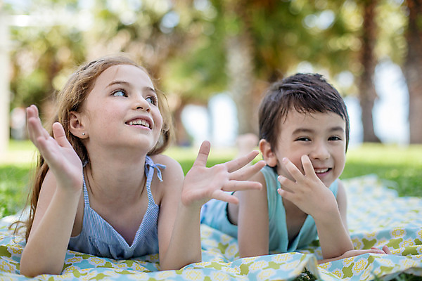 포토 JPG 주간 서양인 외국인 백인 해외기획촬영 여자 남자 어린이 엎드리기 태국 미소 사람 손짓 상반신 야외 두명 앞모습 아웃포커스 턱괴기 유치원생 올려보기 돗자리 2015년태국 어린이만 국내포토 자연요소 아시아 뷰포인트 모션 촬영기법 표정 인종 파일형식