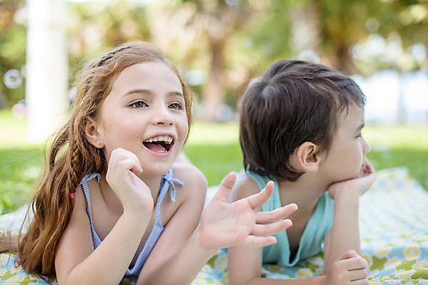 포토 JPG 주간 서양인 외국인 백인 해외기획촬영 여자 남자 어린이 엎드리기 태국 웃음 사람 상반신 야외 두명 앞모습 아웃포커스 턱괴기 유치원생 돗자리 2015년태국 어린이만 국내포토 자연요소 아시아 뷰포인트 모션 촬영기법 표정 인종 파일형식