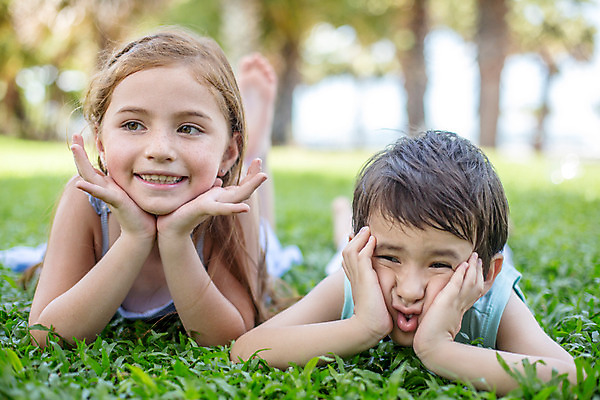 포토 JPG 주간 서양인 외국인 백인 해외기획촬영 여자 남자 어린이 엎드리기 태국 미소 사람 잔디 상반신 야외 두명 앞모습 아웃포커스 턱괴기 유치원생 주근깨 2015년태국 어린이만 국내포토 자연요소 식물 아시아 뷰포인트 모션 촬영기법 표정 인종 점 파일형식