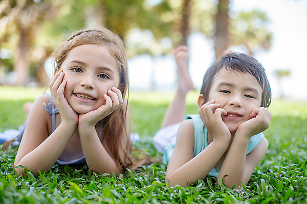포토 JPG 주간 서양인 외국인 백인 해외기획촬영 여자 남자 어린이 엎드리기 태국 미소 사람 잔디 상반신 야외 두명 앞모습 아웃포커스 턱괴기 유치원생 주근깨 2015년태국 어린이만 국내포토 자연요소 식물 아시아 뷰포인트 모션 촬영기법 표정 인종 점 파일형식