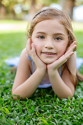 포토 JPG 주간 서양인 외국인 백인 해외기획촬영 여자 어린이 엎드리기 태국 한명 미소 사람 잔디 상반신 야외 앞모습 아웃포커스 턱괴기 유치원생 주근깨 2015년태국 여자만 여자한명만 어린이만 소녀만 소녀한명만 국내포토 자연요소 식물 1 아시아 뷰포인트 모션 촬영기법 표정 인종 점 파일형식