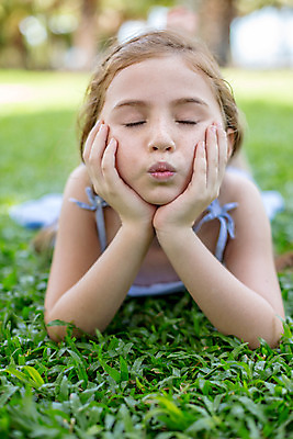 포토 JPG 주간 서양인 외국인 백인 해외기획촬영 여자 어린이 엎드리기 태국 한명 사람 잔디 상반신 야외 앞모습 아웃포커스 눈감음 턱괴기 유치원생 입내밀기 주근깨 2015년태국 여자만 여자한명만 어린이만 소녀만 소녀한명만 국내포토 자연요소 식물 1 아시아 뷰포인트 모션 촬영기법 인종 점 파일형식