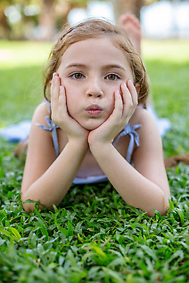포토 JPG 주간 서양인 외국인 백인 해외기획촬영 여자 어린이 엎드리기 태국 한명 사람 잔디 상반신 야외 앞모습 아웃포커스 턱괴기 유치원생 입내밀기 주근깨 2015년태국 여자만 여자한명만 어린이만 소녀만 소녀한명만 국내포토 자연요소 식물 1 아시아 뷰포인트 모션 촬영기법 인종 점 파일형식