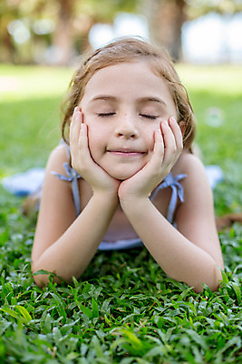 포토 JPG 주간 서양인 외국인 백인 해외기획촬영 여자 어린이 엎드리기 태국 한명 사람 잔디 상반신 야외 앞모습 아웃포커스 눈감음 턱괴기 유치원생 주근깨 2015년태국 여자만 여자한명만 어린이만 소녀만 소녀한명만 국내포토 자연요소 식물 1 아시아 뷰포인트 모션 촬영기법 인종 점 파일형식