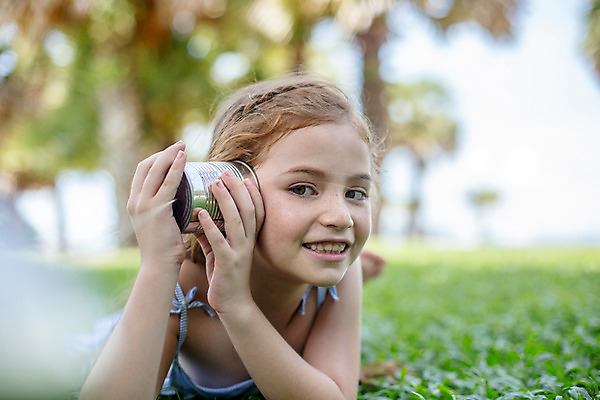 포토 JPG 주간 서양인 외국인 백인 해외기획촬영 여자 어린이 엎드리기 태국 놀이 한명 미소 들기 사람 잔디 상반신 야외 앞모습 아웃포커스 유치원생 듣기 실전화기 주근깨 2015년태국 여자만 여자한명만 어린이만 소녀만 소녀한명만 국내포토 자연요소 식물 1 아시아 뷰포인트 모션 촬영기법 표정 인종 점 파일형식