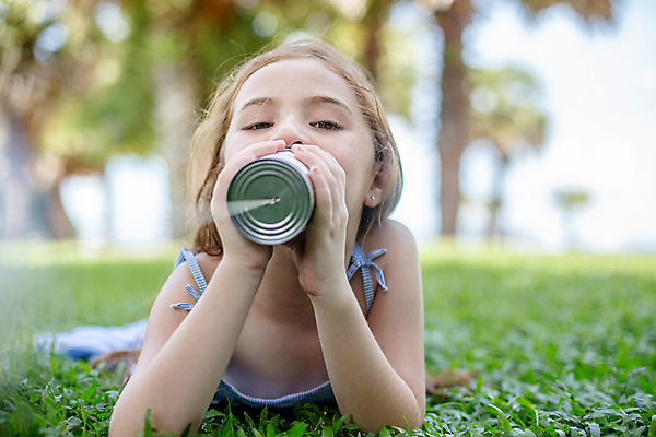 포토 JPG 주간 서양인 외국인 백인 해외기획촬영 여자 어린이 엎드리기 태국 놀이 말하기 한명 들기 사람 잔디 상반신 야외 앞모습 아웃포커스 유치원생 실전화기 2015년태국 여자만 여자한명만 어린이만 소녀만 소녀한명만 국내포토 자연요소 식물 1 아시아 뷰포인트 모션 촬영기법 인종 파일형식