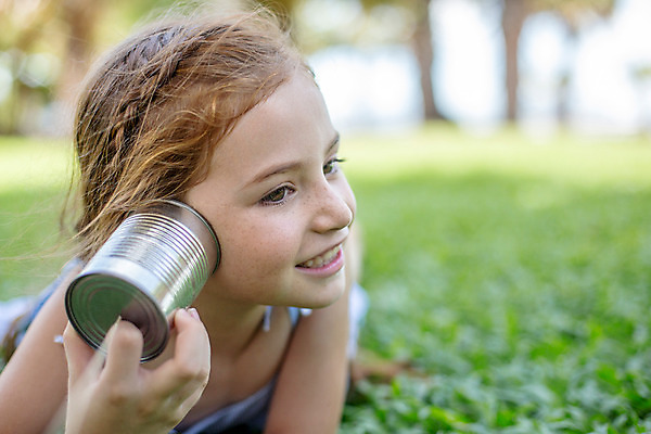 포토 JPG 주간 서양인 외국인 백인 해외기획촬영 여자 어린이 엎드리기 태국 놀이 한명 미소 들기 사람 잔디 상반신 야외 앞모습 아웃포커스 유치원생 듣기 실전화기 주근깨 2015년태국 여자만 여자한명만 어린이만 소녀만 소녀한명만 국내포토 자연요소 식물 1 아시아 뷰포인트 모션 촬영기법 표정 인종 점 파일형식
