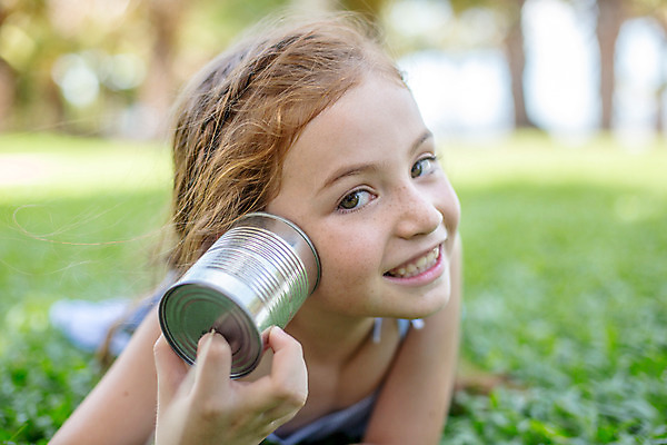 포토 JPG 주간 서양인 외국인 백인 해외기획촬영 여자 어린이 엎드리기 태국 놀이 한명 미소 들기 사람 잔디 상반신 야외 앞모습 아웃포커스 유치원생 듣기 실전화기 주근깨 2015년태국 여자만 여자한명만 어린이만 소녀만 소녀한명만 국내포토 자연요소 식물 1 아시아 뷰포인트 모션 촬영기법 표정 인종 점 파일형식