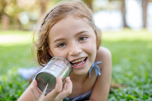 포토 JPG 주간 서양인 외국인 백인 해외기획촬영 여자 어린이 엎드리기 태국 놀이 말하기 한명 미소 들기 사람 잔디 상반신 야외 앞모습 아웃포커스 유치원생 실전화기 주근깨 2015년태국 여자만 여자한명만 어린이만 소녀만 소녀한명만 국내포토 자연요소 식물 1 아시아 뷰포인트 모션 촬영기법 표정 인종 점 파일형식