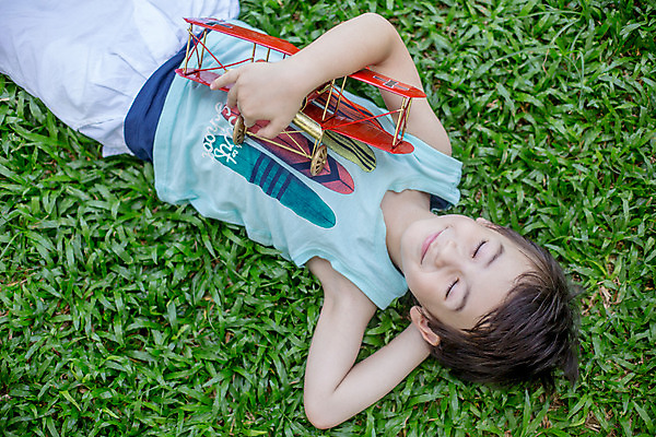 포토 JPG 주간 서양인 외국인 백인 해외기획촬영 남자 어린이 안기 태국 놀이 비행기 한명 미소 사람 잔디 상반신 야외 앞모습 민소매 눕기 장난감 눈감음 유치원생 잠 팔베개 2015년태국 남자만 남자한명만 어린이만 소년만 소년한명만 국내포토 자연요소 식물 1 아시아 뷰포인트 상의 항공교통 모션 대중교통 표정 인종 파일형식