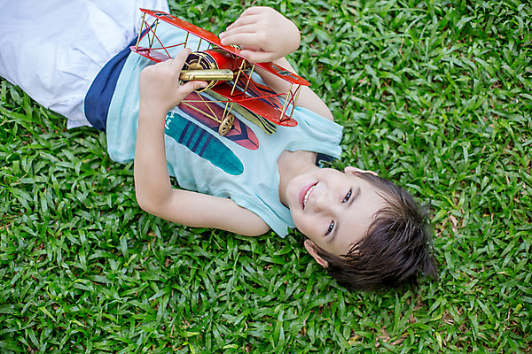 포토 JPG 주간 서양인 외국인 백인 해외기획촬영 남자 어린이 태국 놀이 비행기 한명 미소 들기 사람 잔디 상반신 야외 앞모습 민소매 눕기 장난감 유치원생 즐거움 2015년태국 남자만 남자한명만 어린이만 소년만 소년한명만 국내포토 자연요소 식물 1 감정 아시아 뷰포인트 상의 항공교통 모션 대중교통 표정 인종 파일형식