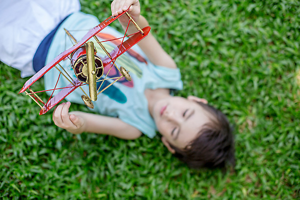포토 JPG 주간 서양인 외국인 백인 해외기획촬영 남자 어린이 태국 놀이 비행기 한명 들기 사람 잔디 상반신 야외 앞모습 아웃포커스 눕기 장난감 유치원생 2015년태국 남자만 남자한명만 어린이만 소년만 소년한명만 국내포토 자연요소 식물 1 아시아 뷰포인트 항공교통 모션 대중교통 촬영기법 인종 파일형식