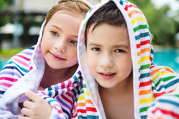 포토 JPG 주간 서양인 외국인 백인 해외기획촬영 여자 남자 어린이 태국 수영장 미소 사람 상반신 야외 두명 앞모습 아웃포커스 기댐 유치원생 즐거움 비치타올 주근깨 뒤집어쓰기 2015년태국 어린이만 국내포토 자연요소 감정 아시아 뷰포인트 모션 촬영기법 표정 인종 수건 점 파일형식
