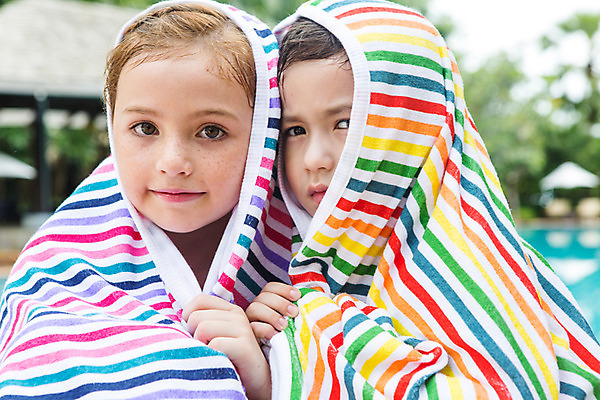 포토 JPG 주간 서양인 외국인 백인 해외기획촬영 여자 남자 어린이 태국 수영장 미소 사람 상반신 야외 두명 앞모습 아웃포커스 유치원생 즐거움 비치타올 주근깨 감싸기 뒤집어쓰기 2015년태국 어린이만 국내포토 자연요소 감정 아시아 뷰포인트 모션 촬영기법 표정 인종 수건 점 파일형식