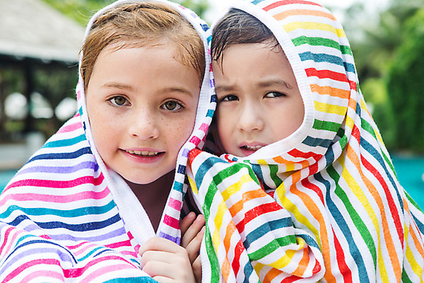 포토 JPG 주간 서양인 외국인 백인 해외기획촬영 여자 남자 어린이 태국 수영장 미소 사람 상반신 야외 두명 앞모습 아웃포커스 유치원생 즐거움 비치타올 주근깨 감싸기 뒤집어쓰기 2015년태국 어린이만 국내포토 자연요소 감정 아시아 뷰포인트 모션 촬영기법 표정 인종 수건 점 파일형식