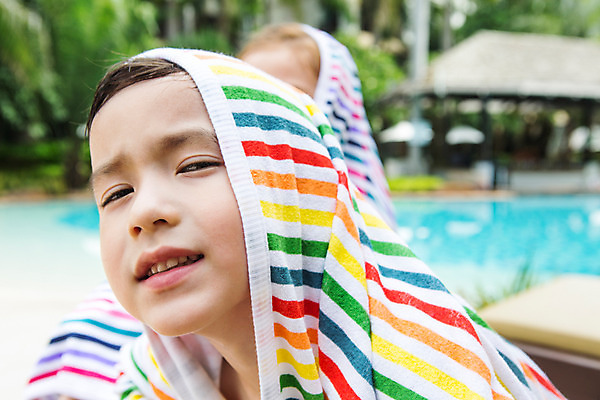 포토 JPG 주간 서양인 외국인 백인 해외기획촬영 여자 남자 어린이 태국 수영장 사람 상반신 야외 두명 아웃포커스 유치원생 즐거움 비치타올 감싸기 뒤집어쓰기 2015년태국 어린이만 국내포토 자연요소 감정 아시아 모션 촬영기법 인종 수건 파일형식