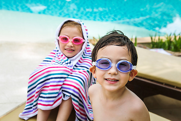 포토 JPG 주간 서양인 외국인 백인 해외기획촬영 여자 남자 어린이 태국 수영장 사람 앉기 상반신 야외 두명 앞모습 아웃포커스 유치원생 물안경 즐거움 비치타올 웅크림 감싸기 뒤집어쓰기 2015년태국 어린이만 안경낌 국내포토 자연요소 감정 아시아 안경 뷰포인트 모션 촬영기법 인종 수건 수영용품 파일형식