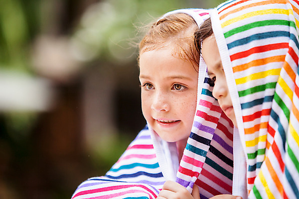 포토 JPG 주간 서양인 외국인 백인 해외기획촬영 여자 남자 얼굴 어린이 태국 수영장 미소 사람 상반신 야외 두명 아웃포커스 신체부위 유치원생 즐거움 비치타올 주근깨 감싸기 뒤집어쓰기 2015년태국 어린이만 국내포토 자연요소 감정 아시아 모션 촬영기법 표정 인종 수건 점 파일형식