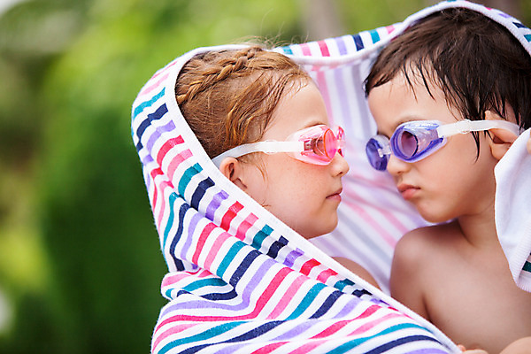 포토 JPG 주간 서양인 외국인 백인 해외기획촬영 여자 남자 어린이 태국 수영장 사람 상반신 야외 두명 아웃포커스 마주보기 유치원생 물안경 즐거움 비치타올 감싸기 뒤집어쓰기 2015년태국 어린이만 안경낌 국내포토 자연요소 감정 아시아 안경 모션 촬영기법 인종 수건 수영용품 파일형식