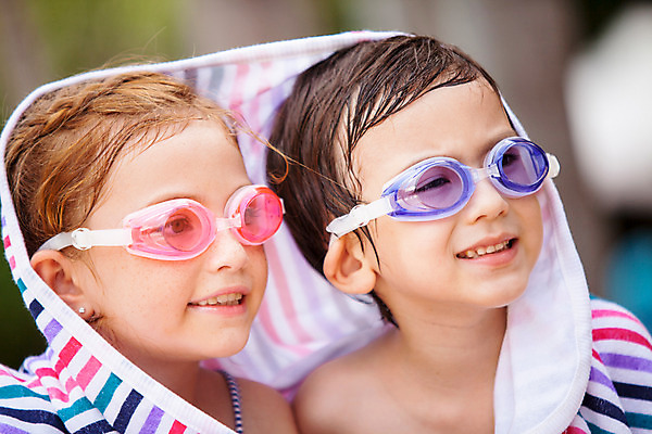 포토 JPG 주간 서양인 외국인 백인 해외기획촬영 여자 남자 어린이 태국 수영장 미소 사람 상반신 야외 두명 아웃포커스 유치원생 물안경 즐거움 비치타올 감싸기 뒤집어쓰기 2015년태국 어린이만 안경낌 국내포토 자연요소 감정 아시아 안경 모션 촬영기법 표정 인종 수건 수영용품 파일형식