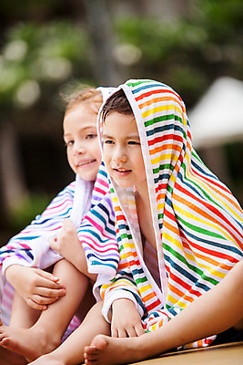 포토 JPG 주간 전신 서양인 외국인 백인 해외기획촬영 여자 남자 어린이 맨발 태국 수영장 사람 앉기 야외 두명 아웃포커스 유치원생 즐거움 비치타올 웅크림 감싸기 뒤집어쓰기 2015년태국 어린이만 국내포토 자연요소 감정 아시아 모션 발 촬영기법 인종 수건 파일형식