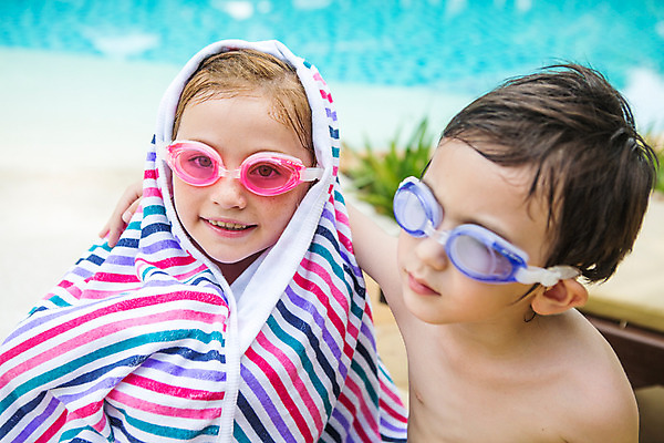 포토 JPG 주간 서양인 외국인 백인 해외기획촬영 여자 남자 어린이 태국 어깨동무 수영장 미소 사람 상반신 야외 두명 앞모습 아웃포커스 유치원생 물안경 즐거움 비치타올 감싸기 뒤집어쓰기 2015년태국 어린이만 안경낌 국내포토 자연요소 감정 아시아 안경 뷰포인트 포즈 모션 촬영기법 표정 인종 수건 수영용품 파일형식