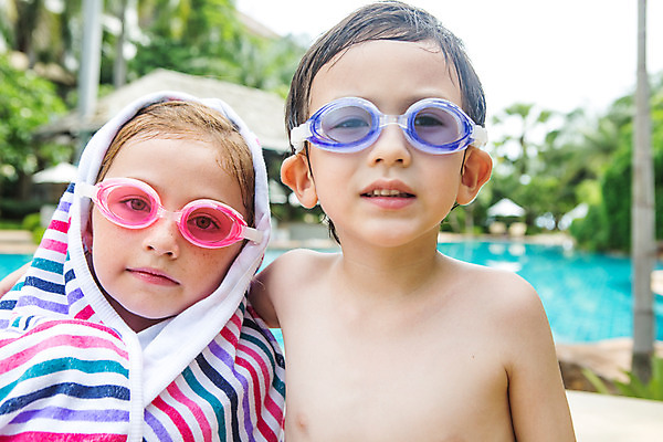 포토 JPG 주간 서양인 외국인 백인 해외기획촬영 여자 남자 어린이 태국 수영장 사람 상반신 야외 두명 앞모습 아웃포커스 유치원생 물안경 즐거움 비치타올 감싸기 뒤집어쓰기 2015년태국 어린이만 안경낌 국내포토 자연요소 감정 아시아 안경 뷰포인트 모션 촬영기법 인종 수건 수영용품 파일형식