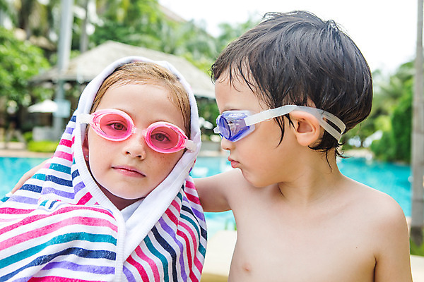 포토 JPG 주간 서양인 외국인 백인 해외기획촬영 응시 여자 남자 어린이 태국 어깨동무 수영장 사람 상반신 야외 두명 앞모습 아웃포커스 유치원생 물안경 즐거움 비치타올 감싸기 뒤집어쓰기 2015년태국 어린이만 안경낌 국내포토 자연요소 시선 감정 아시아 안경 뷰포인트 포즈 모션 촬영기법 인종 수건 수영용품 파일형식