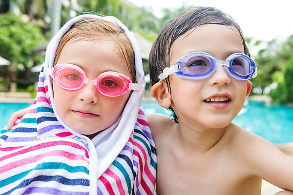 포토 JPG 주간 서양인 외국인 백인 해외기획촬영 여자 남자 어린이 태국 어깨동무 수영장 사람 상반신 야외 두명 앞모습 아웃포커스 유치원생 물안경 즐거움 비치타올 감싸기 뒤집어쓰기 2015년태국 어린이만 안경낌 국내포토 자연요소 감정 아시아 안경 뷰포인트 포즈 모션 촬영기법 인종 수건 수영용품 파일형식