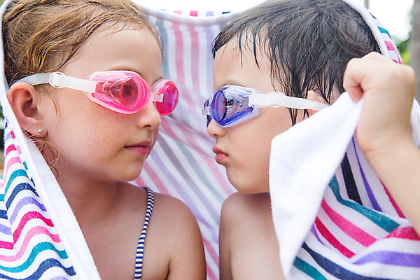 포토 JPG 주간 서양인 외국인 백인 해외기획촬영 여자 남자 어린이 태국 수영장 사람 상반신 야외 두명 앞모습 마주보기 유치원생 잡기 물안경 즐거움 비치타올 감싸기 뒤집어쓰기 2015년태국 어린이만 안경낌 국내포토 자연요소 감정 아시아 안경 뷰포인트 모션 인종 수건 수영용품 파일형식