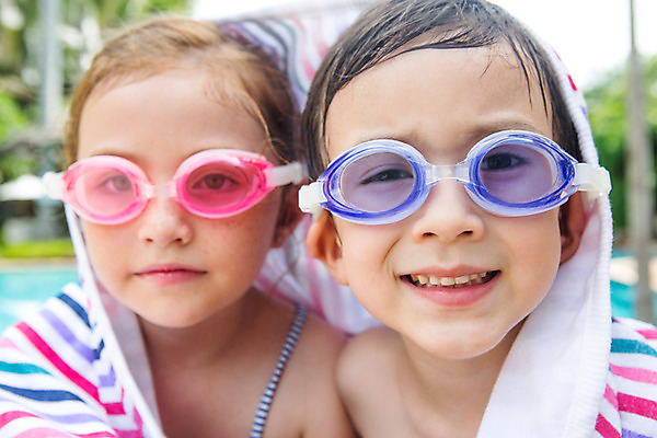 포토 JPG 주간 서양인 외국인 백인 해외기획촬영 여자 남자 어린이 태국 수영장 미소 사람 상반신 야외 두명 앞모습 아웃포커스 유치원생 물안경 즐거움 비치타올 감싸기 뒤집어쓰기 2015년태국 어린이만 안경낌 국내포토 자연요소 감정 아시아 안경 뷰포인트 모션 촬영기법 표정 인종 수건 수영용품 파일형식