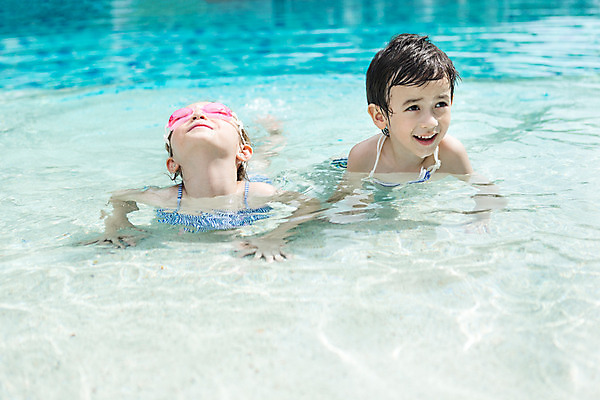 포토 JPG 주간 서양인 외국인 백인 해외기획촬영 여자 남자 여유 어린이 엎드리기 장난 태국 물놀이 수영장 미소 사람 상반신 야외 두명 앞모습 유치원생 수면 즐거움 2015년태국 어린이만 국내포토 자연요소 감정 아시아 뷰포인트 모션 놀이 표정 인종 물 파일형식