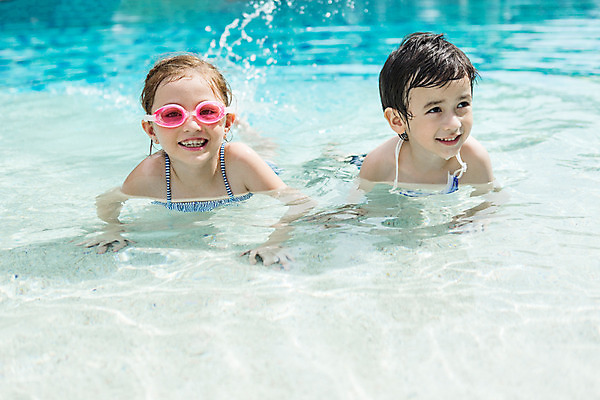 포토 JPG 주간 서양인 외국인 백인 해외기획촬영 여자 남자 여유 어린이 엎드리기 장난 태국 물놀이 물장구 수영장 미소 사람 상반신 야외 두명 앞모습 유치원생 수면 물안경 즐거움 2015년태국 어린이만 안경낌 국내포토 자연요소 감정 아시아 안경 뷰포인트 모션 놀이 표정 인종 물 수영용품 파일형식