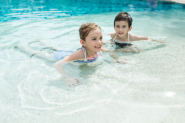 포토 JPG 주간 전신 서양인 외국인 백인 해외기획촬영 여자 남자 여유 어린이 엎드리기 태국 물놀이 수영장 미소 사람 앉기 야외 두명 유치원생 수면 즐거움 2015년태국 어린이만 국내포토 자연요소 감정 아시아 모션 놀이 표정 인종 물 파일형식
