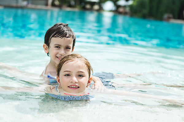 포토 JPG 주간 서양인 외국인 백인 해외기획촬영 여자 남자 여유 얼굴 어린이 엎드리기 태국 물놀이 수영장 미소 사람 상반신 야외 두명 앞모습 신체부위 유치원생 수면 즐거움 2015년태국 어린이만 국내포토 자연요소 감정 아시아 뷰포인트 모션 놀이 표정 인종 물 파일형식