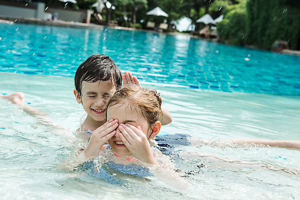 포토 JPG 주간 서양인 외국인 백인 해외기획촬영 여자 남자 여유 어린이 장난 태국 물놀이 수영장 미소 사람 상반신 야외 두명 유치원생 수면 즐거움 2015년태국 어린이만 국내포토 자연요소 감정 아시아 놀이 표정 인종 물 파일형식
