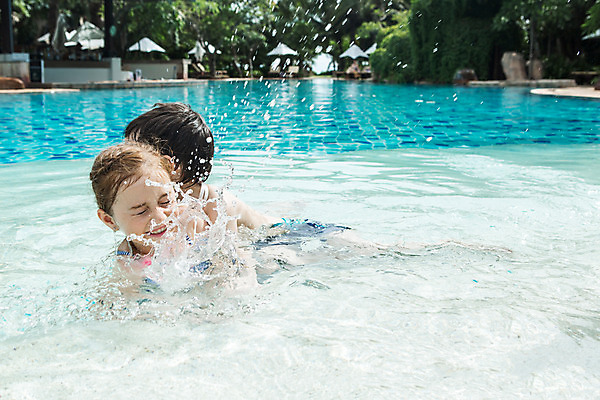 포토 JPG 주간 서양인 외국인 백인 해외기획촬영 여자 남자 여유 어린이 장난 태국 물놀이 수영장 사람 상반신 야외 두명 유치원생 수면 즐거움 2015년태국 어린이만 국내포토 자연요소 감정 아시아 놀이 인종 물 파일형식