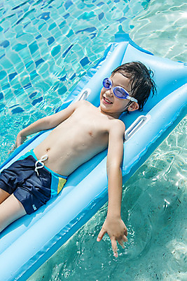 포토 JPG 주간 서양인 외국인 백인 해외기획촬영 남자 수영복 어린이 태국 휴식 수영장 한명 미소 사람 상반신 야외 눕기 유치원생 젖음 수면 물안경 즐거움 비치베드 튜브 2015년태국 남자만 남자한명만 어린이만 소년만 소년한명만 안경낌 국내포토 자연요소 1 옷 감정 아시아 안경 컨셉 모션 표정 인종 물 수영용품 파일형식