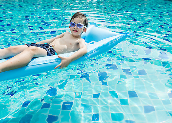 포토 JPG 주간 서양인 외국인 백인 해외기획촬영 남자 수영복 어린이 태국 휴식 수영장 한명 미소 사람 상반신 야외 눕기 유치원생 젖음 수면 물안경 즐거움 비치베드 튜브 2015년태국 남자만 남자한명만 어린이만 소년만 소년한명만 안경낌 국내포토 자연요소 1 옷 감정 아시아 안경 컨셉 모션 표정 인종 물 수영용품 파일형식