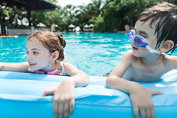 포토 JPG 주간 서양인 외국인 백인 해외기획촬영 응시 여자 남자 여유 어린이 태국 물놀이 수영장 매달리기 미소 사람 상반신 야외 두명 앞모습 유치원생 젖음 수면 물안경 즐거움 비치베드 튜브 2015년태국 어린이만 안경낌 국내포토 자연요소 시선 감정 아시아 안경 뷰포인트 모션 놀이 표정 인종 물 수영용품 파일형식