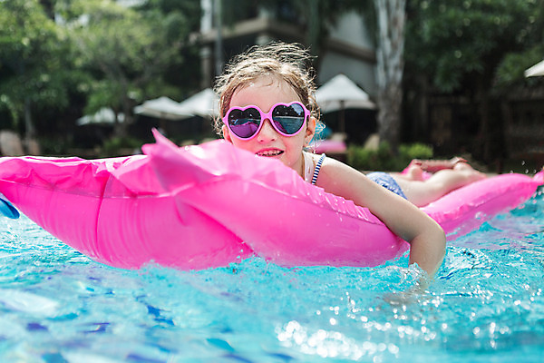 포토 JPG 주간 전신 서양인 외국인 백인 해외기획촬영 여자 여유 어린이 엎드리기 태국 물놀이 수영장 한명 사람 야외 선글라스 유치원생 젖음 수면 즐거움 비치베드 튜브 2015년태국 여자만 여자한명만 어린이만 소녀만 소녀한명만 안경낌 국내포토 자연요소 1 감정 아시아 안경 모션 놀이 인종 물 파일형식