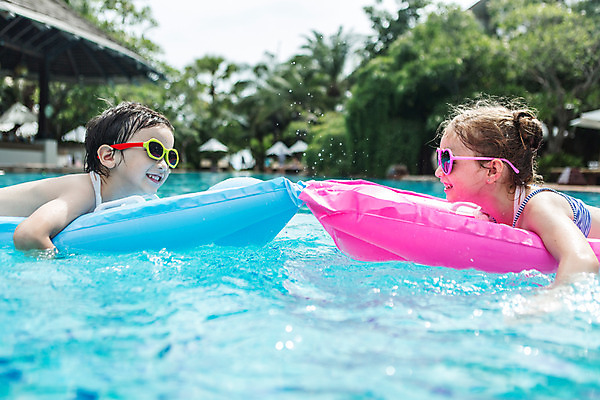 포토 JPG 주간 서양인 외국인 백인 해외기획촬영 여자 남자 여유 어린이 엎드리기 태국 물놀이 수영장 미소 사람 상반신 야외 두명 옆모습 선글라스 마주보기 유치원생 젖음 수면 즐거움 비치베드 튜브 2015년태국 어린이만 안경낌 국내포토 자연요소 감정 아시아 안경 뷰포인트 모션 놀이 표정 인종 물 파일형식