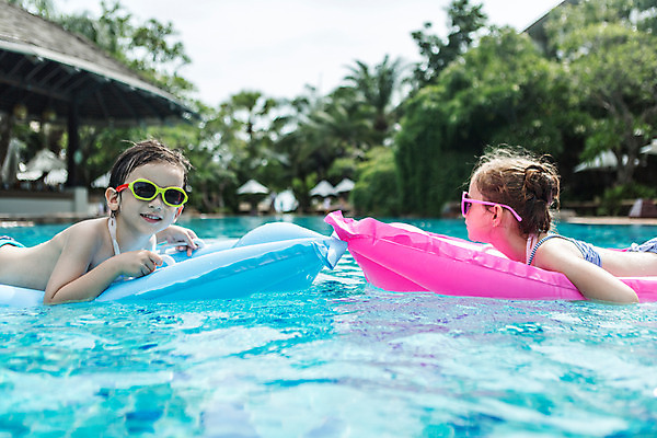 포토 JPG 주간 서양인 외국인 백인 해외기획촬영 여자 남자 수영복 여유 어린이 엎드리기 태국 물놀이 수영장 미소 사람 상반신 야외 두명 옆모습 선글라스 유치원생 젖음 잡기 수면 즐거움 비치베드 튜브 2015년태국 어린이만 안경낌 국내포토 자연요소 옷 감정 아시아 안경 뷰포인트 모션 놀이 표정 인종 물 파일형식