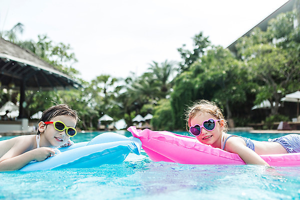 포토 JPG 주간 서양인 외국인 백인 해외기획촬영 여자 남자 수영복 여유 어린이 엎드리기 태국 물놀이 수영장 미소 사람 상반신 야외 두명 옆모습 선글라스 유치원생 젖음 잡기 수면 즐거움 비치베드 튜브 2015년태국 어린이만 안경낌 국내포토 자연요소 옷 감정 아시아 안경 뷰포인트 모션 놀이 표정 인종 물 파일형식