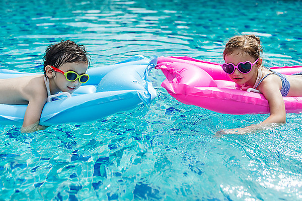 포토 JPG 주간 서양인 외국인 백인 해외기획촬영 여자 남자 수영복 여유 어린이 엎드리기 태국 물놀이 수영장 사람 상반신 야외 두명 옆모습 선글라스 유치원생 젖음 수면 즐거움 비치베드 튜브 2015년태국 어린이만 안경낌 국내포토 자연요소 옷 감정 아시아 안경 뷰포인트 모션 놀이 인종 물 파일형식